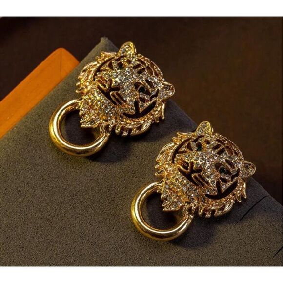 Lion Pierced Earrings - Picture 5 of 7